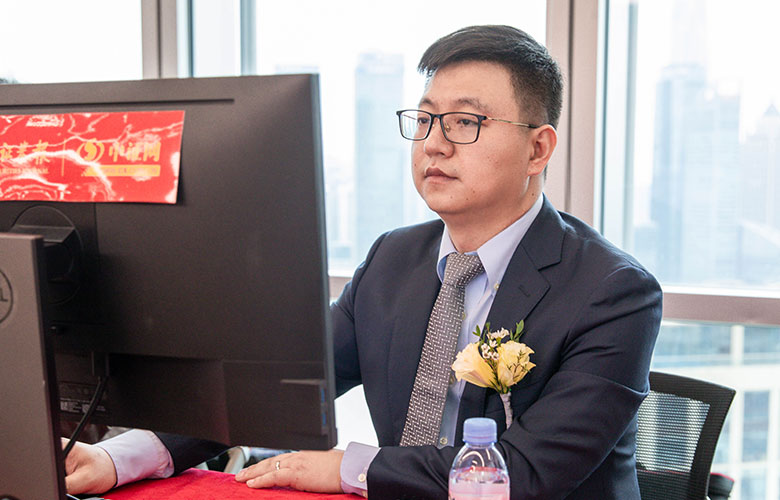 萬祥科(kē)技董事(shì)會秘書(shū)、财務總監陳宏亮先生(shēng)在交流會現場